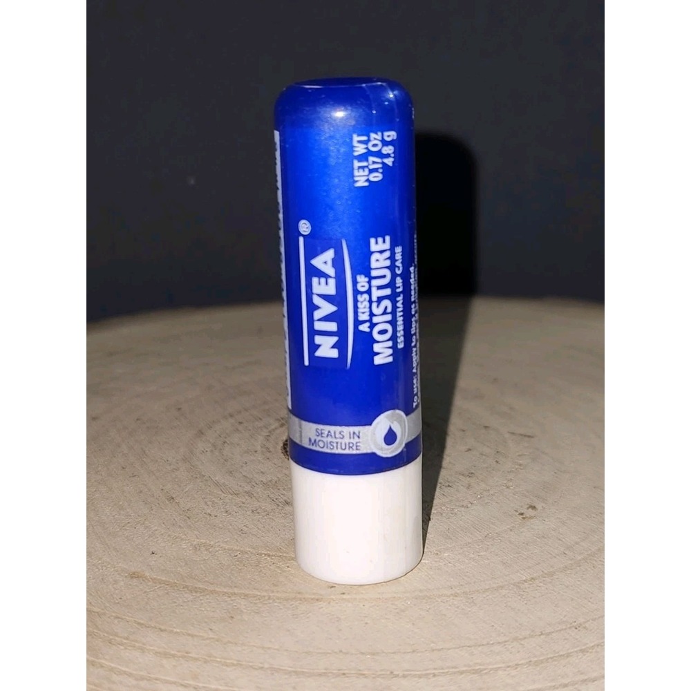 New Nivea A Kiss Of‎ Moisture Essential Lip Care 0.17 oz Germany HTF Formula